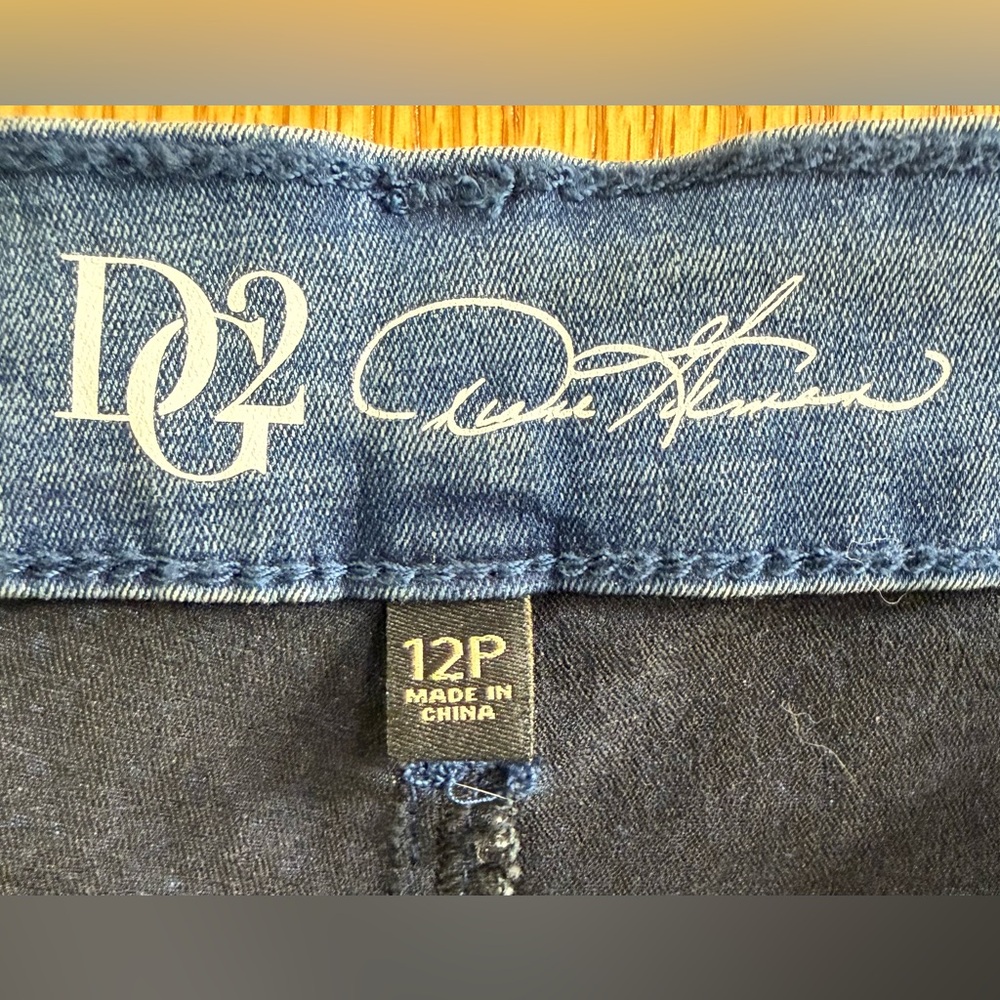 D2G Diane Gilman Embellished Jeans NWOT Size 12P - Picture 3 of 4